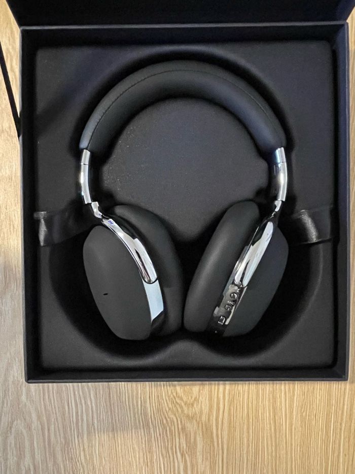 Casque over-ear Montblanc MB 01 noir + étui de voyage - photo numéro 2