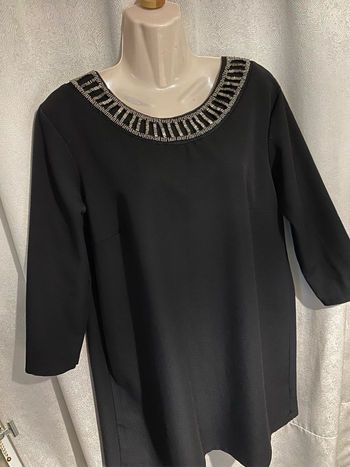 Magnifique robe perles sur l’encolure taille 4 modèle déposé
