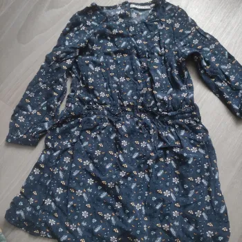 Très belle robe légère neuve jamais porté taille 3 ans