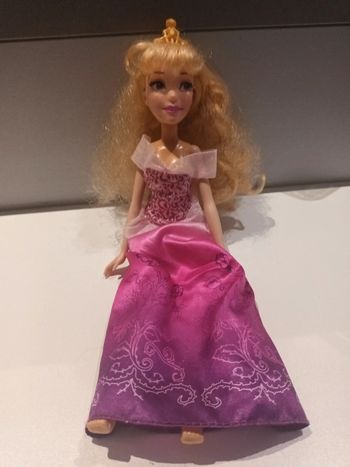 Poupée barbie disney aurore la belle au bois dormant