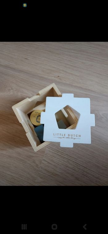 Cube à forme en bois