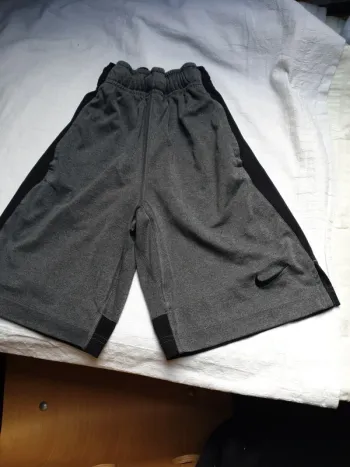 Short Nike gris foncé et noir