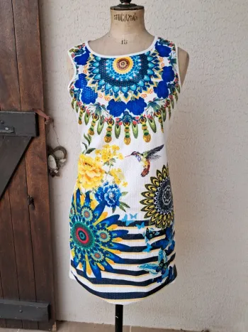 Très jolie robe à sequins