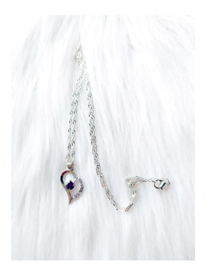Collier chaîne torsadée argentée avec pendentif cœur pierre violette et strass 2 cm - photo numéro 2