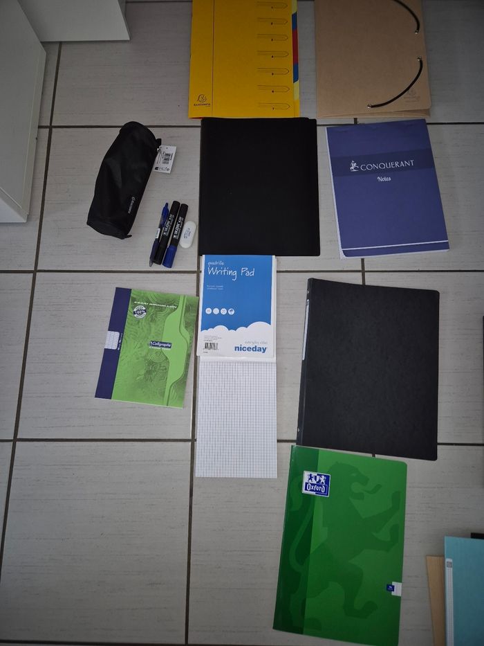 Fournitures scolaires chemise, trieur, trousse, cahier - photo numéro 2