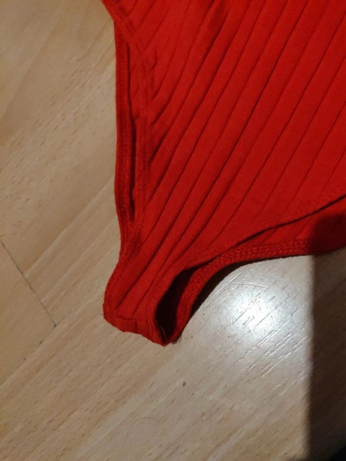 Body rouge avec bretelles bleues et blanches - photo numéro 3