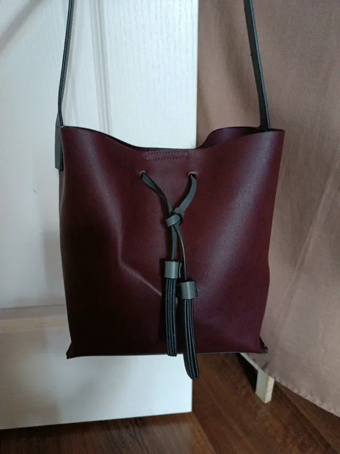 Sac bordeaux avec bandoulière grise