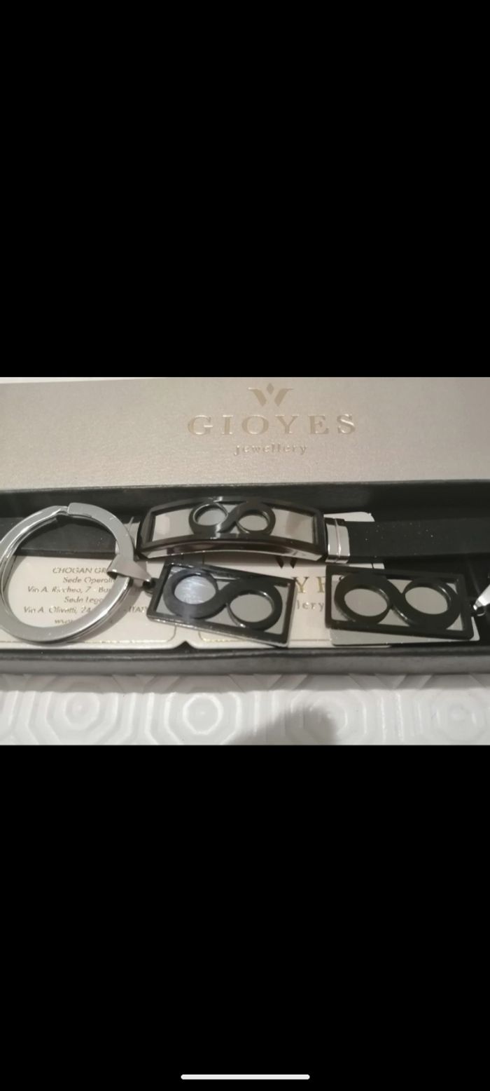 Magnifique ensemble bracelet, collier et porte clefs Gioyes.