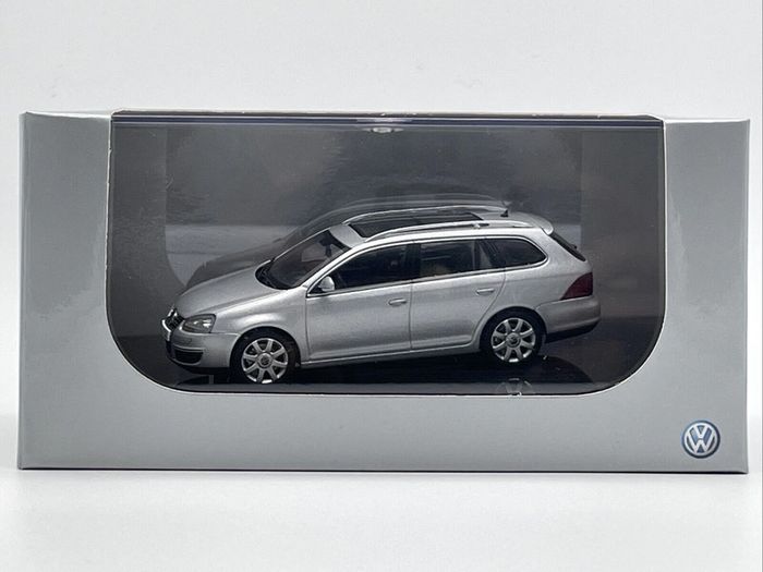Volkswagen Golf Variant 1/43 AutoArt