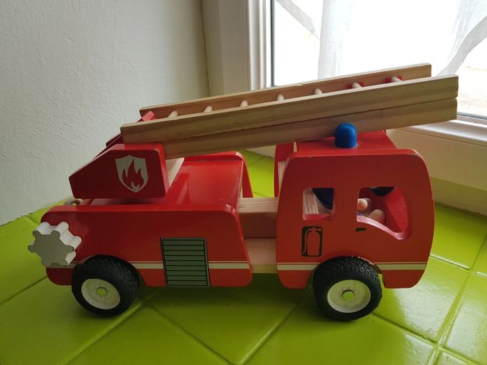 Camion de pompier en bois