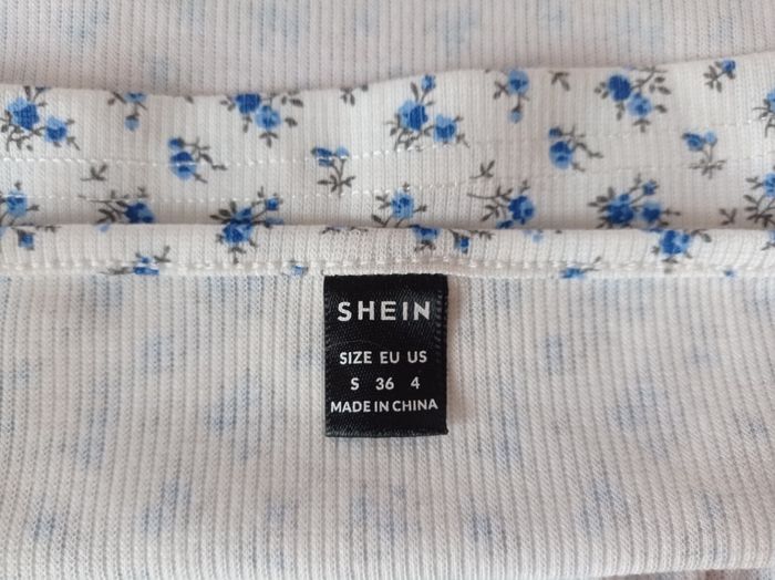 TOP SHEIN Blanc Fleurs Bleues. - photo numéro 3
