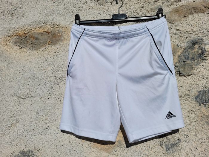 Superbe short tennis garçon Adidas 10 ans - photo numéro 2