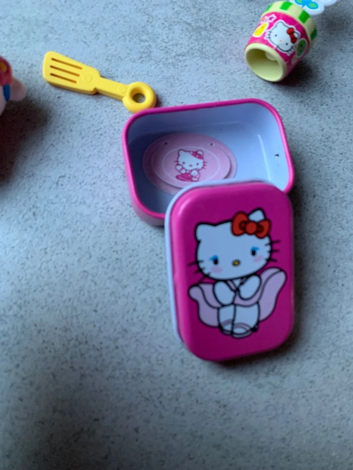 Lot en bras hello kitty dont une figurine et une boîte métal - photo numéro 2