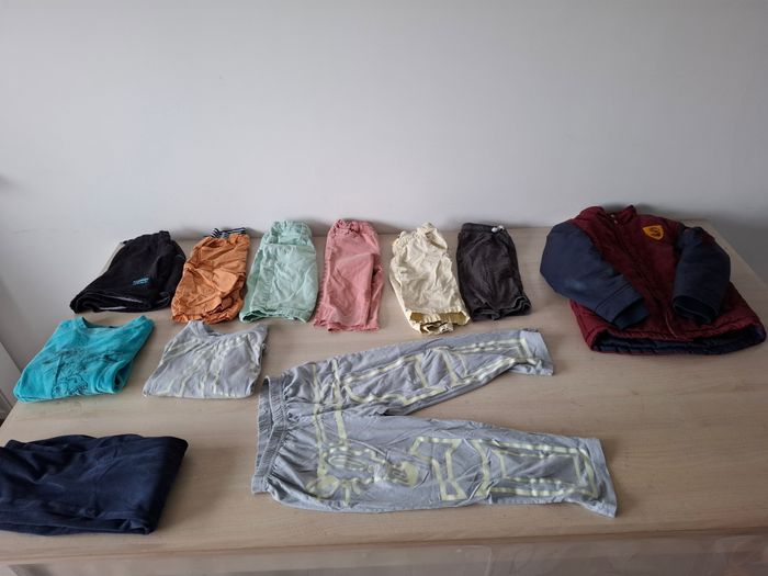 Lot 8 ans garçon 75 pièces, pull, jeans, manteau, tee shirt, cyrillus, hilfiger, benetton, levis - photo numéro 2