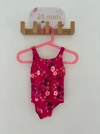 Maillot de bain Nabaiji rose 24 mois – Très bon état, parfait pour bébé nageuse