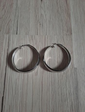 Super paire de boucles d'oreilles