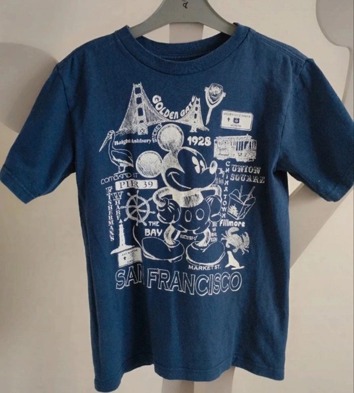 Tee-shirt manches courtes bleu Disney store taille 5-6 ans