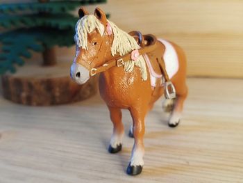 PAPO ponette équipée d'une selle Figurine animal équidé