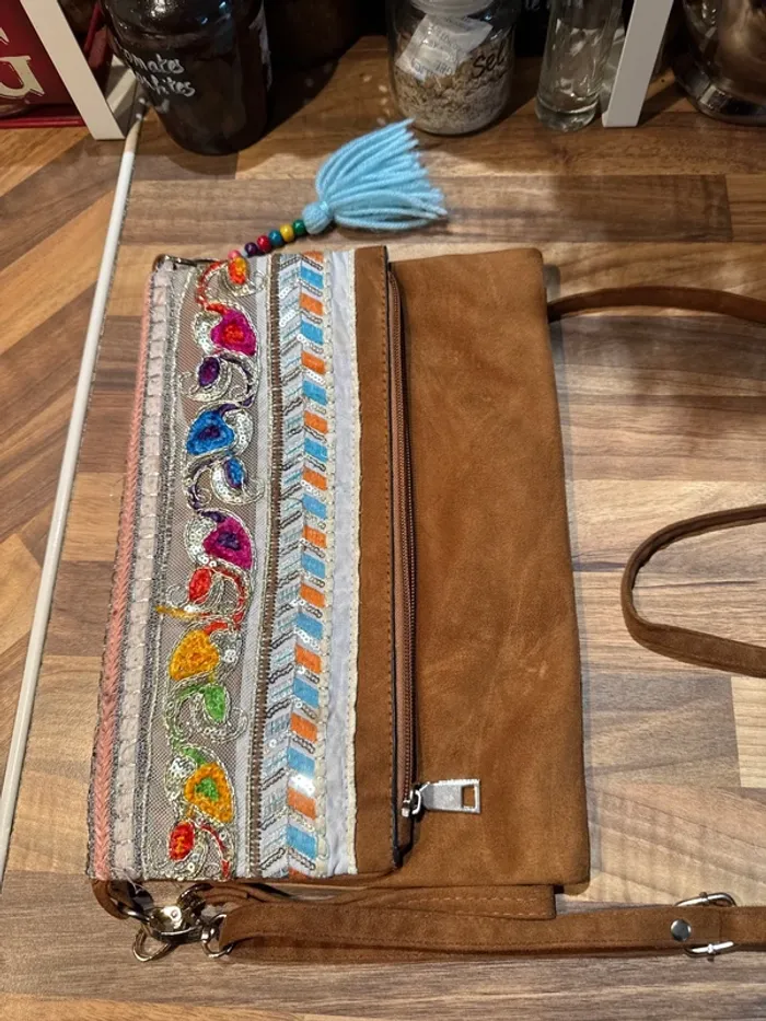 Sac pochette bandoulière broderies sequins zip daim