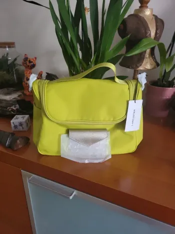 Savoir cabine porté epaule ou main.