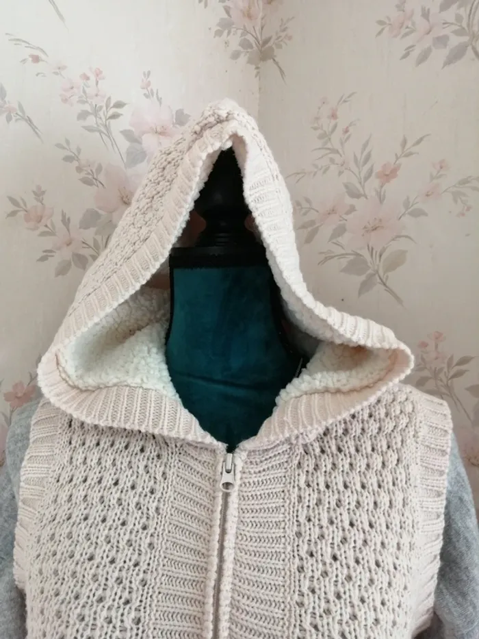 Veste écru à capuche fourrée sans manches style crochet / mim / (S) - photo numéro 5