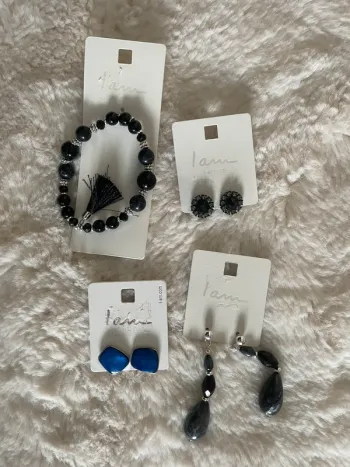 Lot de 4 bijoux IAM neufs