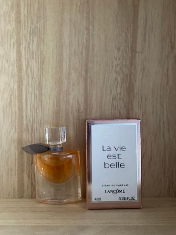 Miniature de parfum la vie est belle de Lancôme