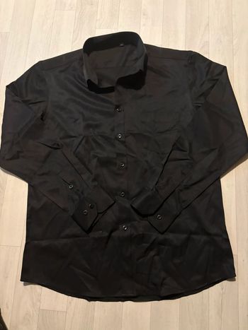 Chemise taille 42, noire manches longues jamais porté