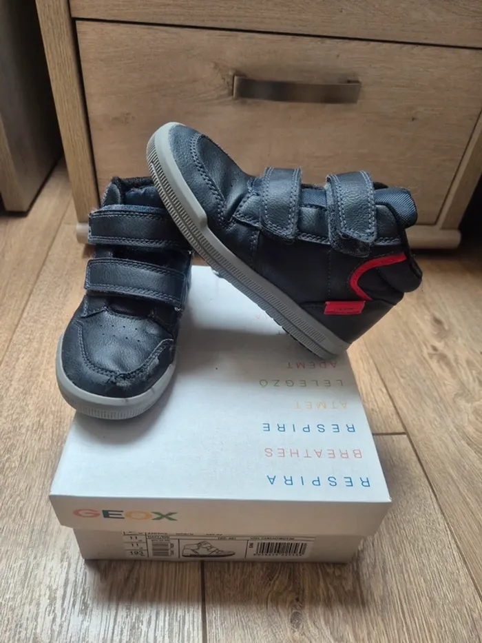 Chaussures geox grises et rouges pointure 29