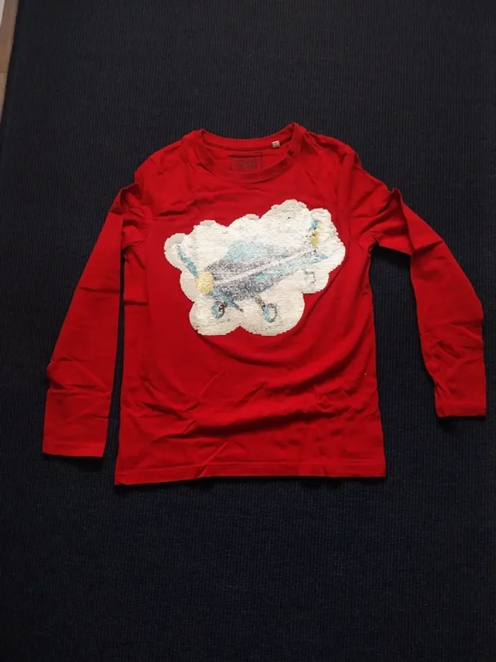 Tee shirt rouge avec dessin en perle T10A