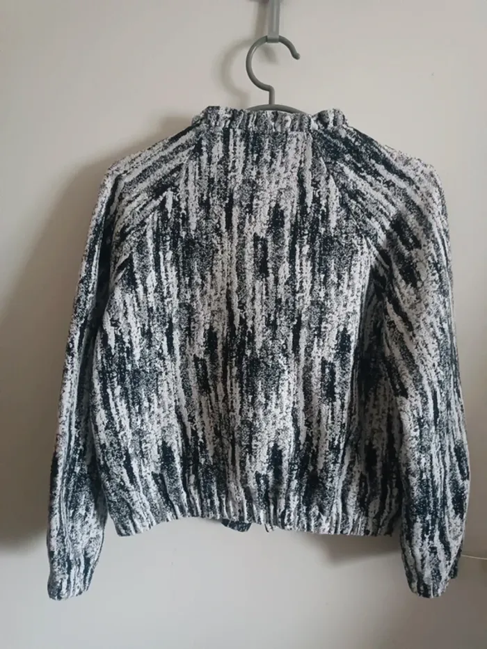 Veste bomber noir et blanc motifs tachetés et à boutons Cerise Blue Taille S En très bon état - photo numéro 5