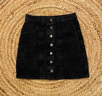 Jupe en jean noire boutonnée 