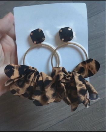 Créoles / Boucles d’oreilles NEUVES pour femme à froufrous couleurs marron et noir léopard