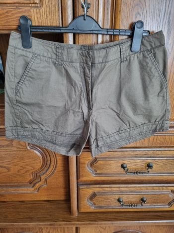 Short kaki