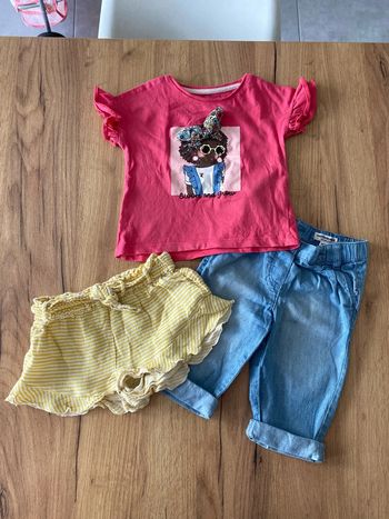 Lot de vêtement fille, short, tee shirt manches courtes et pantalon léger