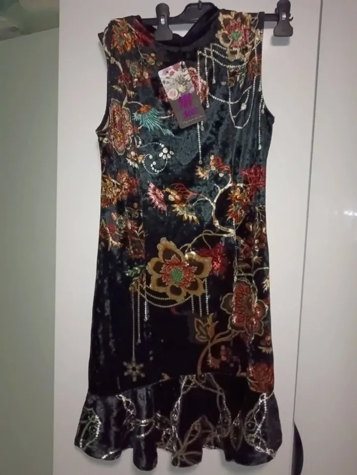 Robe velours noir avec des fleurs Taille S/M - photo numéro 5