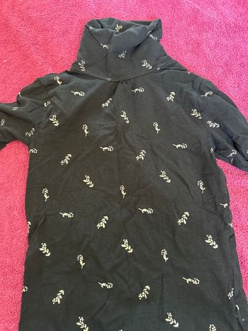 Col roulé noir motifs dorés 