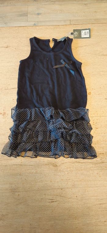 Jolie robe noir à volants en tulle,sans manche, TQF, 5 ans, neuve avec étiquette