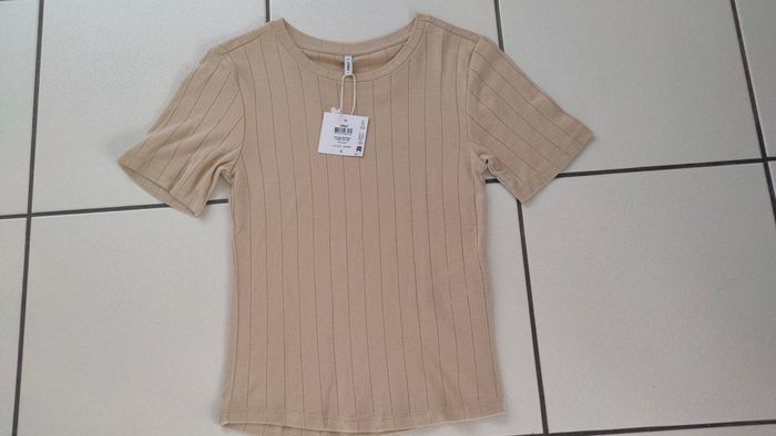 Tee shirt beige côtelé taille 36 NEUF avec étiquette marque : ONLY - photo numéro 3