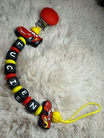 Attache tétine reserve