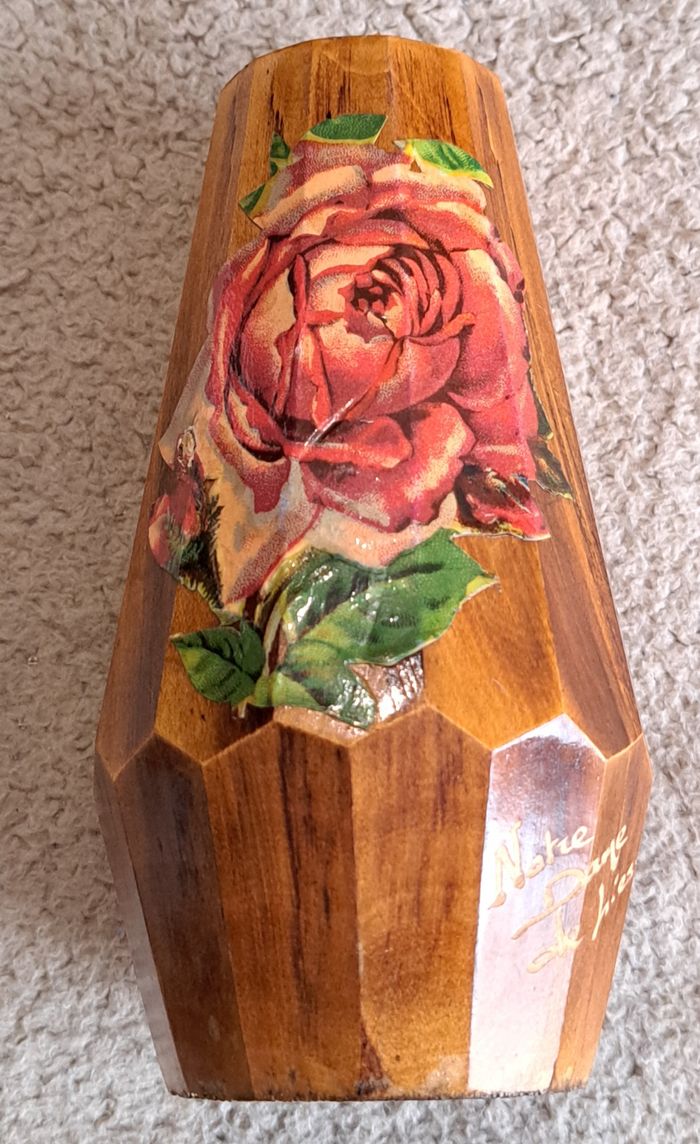 🏺Vase en bois décor rose Notre Dame de Liesse