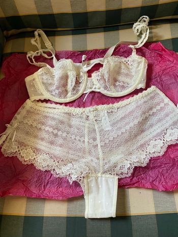 Ensemble lingerie soutien-gorge et tanga neuf