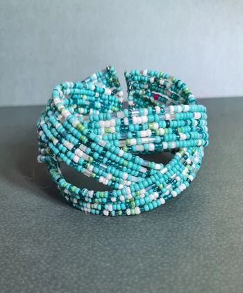 Bracelet manchette bleu à perles