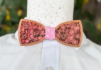 Nœud papillon artisanal en bois de merisier avec fond en tulipier rose, thème floral