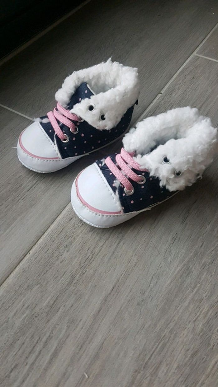 Chaussons baskets neufs taille 18-19