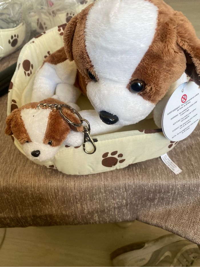 Panier avec sa peluche chien et porte cle assorti - photo numéro 2