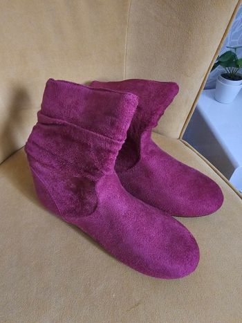 Chaussure pointure 37
En daim
Bordeaux
Neuf