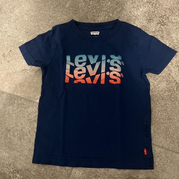 T-shirt levis