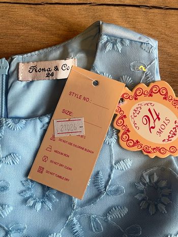 Je vend une robe de fête taille 2 ans neuf 