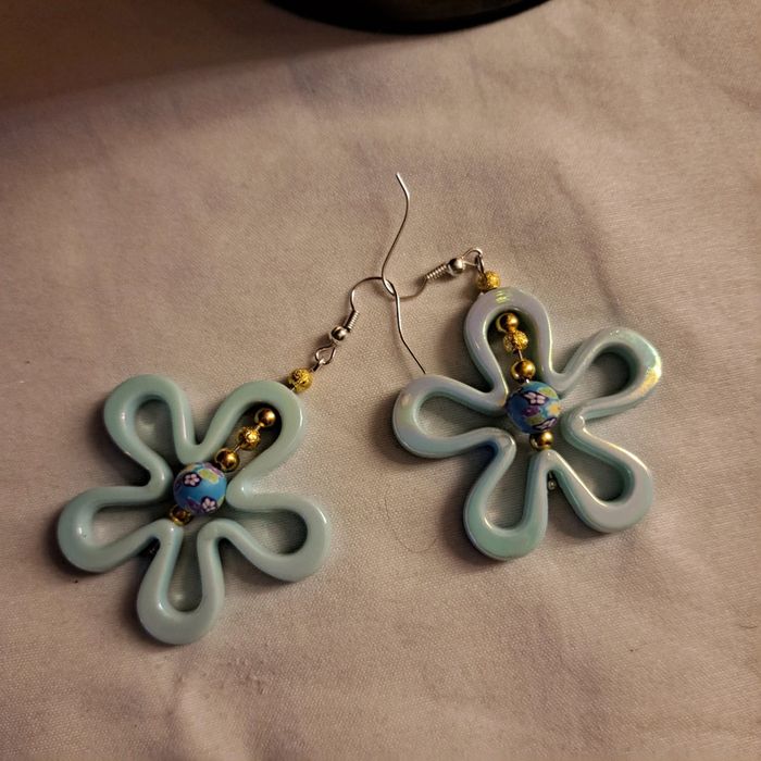 Boucles d'oreilles pendante fleurs bleu et doré - photo numéro 3